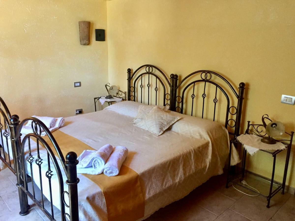 Maison d'hôtes I Carrubi à San Priamo Extérieur photo